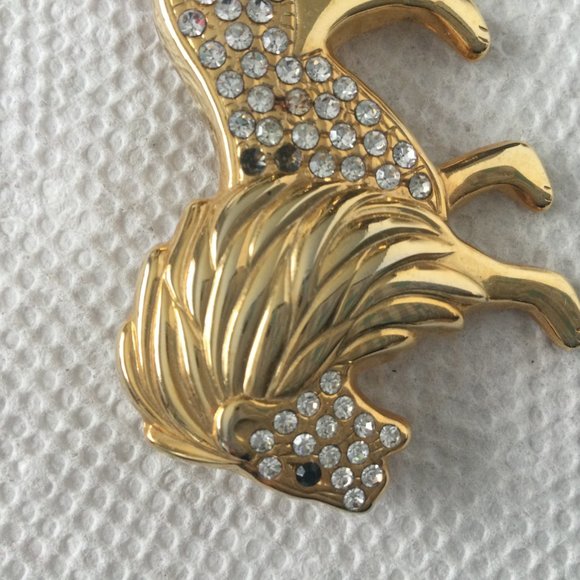 Gold tone lion brooch pin pendent missing two "stones" sell as is - Picture 3 of 6